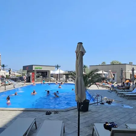 Waterfront - Pool & Langa Plaja